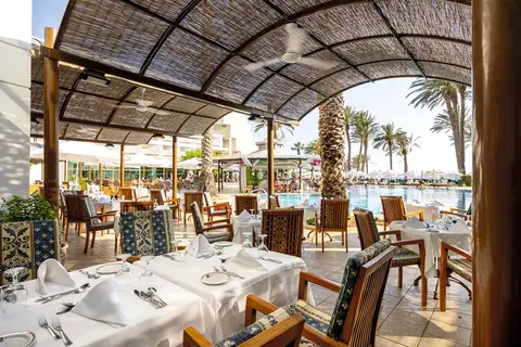 Constantinou Bros Pioneer Beach Hotel in Paphos — foto 7