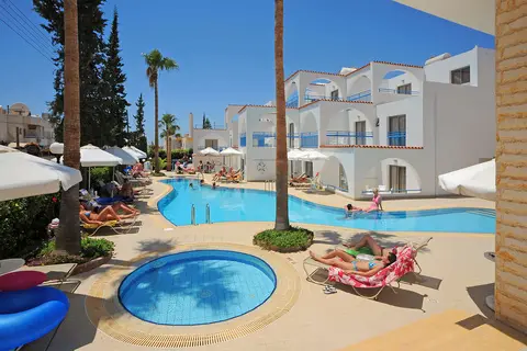 Petrosana Hotel Apts in Αγία Νάπα