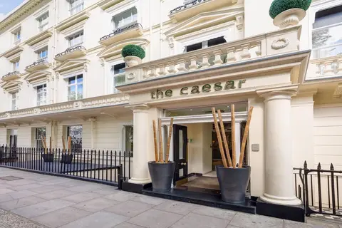 The Caesar Hotel in Londen — foto 2