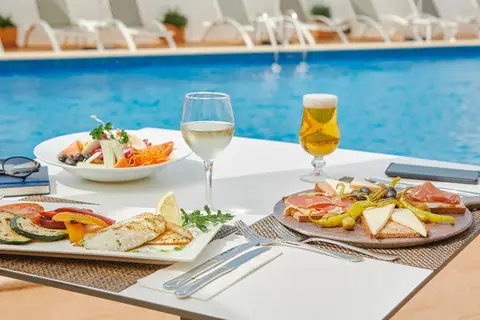 Universal Aparthotel Don Camilo in Sant Elm — foto 13