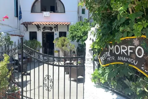 Petite Morfo Hotel in Καλύβια — foto 12