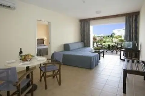Avanti Holiday Village in Paphos — foto 15