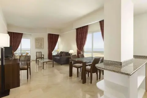Ramada by Wyndham Beach Hotel Ajman in Ajman — foto 19