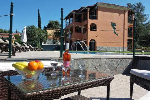Ziogas Luxury Apartments in Kato Korakiana