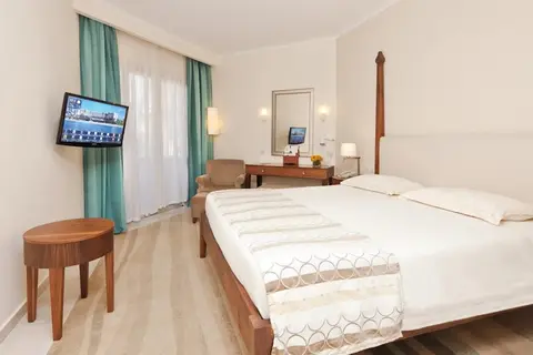 Alexander The Great Beach Hotel in Paphos — foto 19