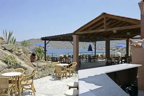 Alma Beach Hotel & Appartementen in Πέτρα — foto 18