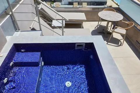 Sea Breeze Santorini Beach Resort, Curio Collection by Hilton in Εξωμύτης — foto 6