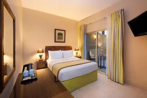 Al Hamra Village Hotel in Nando's — foto 11