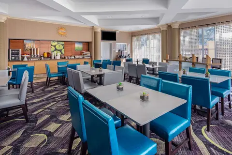 La Quinta Inn & Suites by Wyndham Miami Airport West in Miami — foto 24