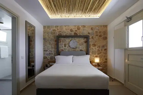Sea Breeze Santorini Beach Resort, Curio Collection by Hilton in Εξωμύτης — foto 26