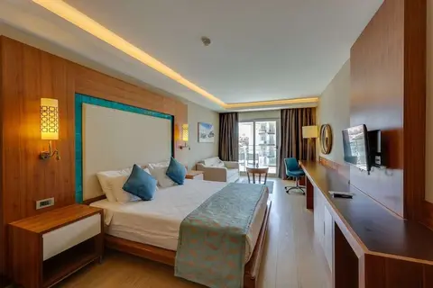 Ramada Hotel & Suites by Wyndham Kusadasi in Kuşadası, foto 6