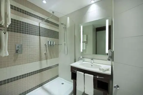 Hampton by Hilton Dubai Airport Hotel in Dubai — foto 12