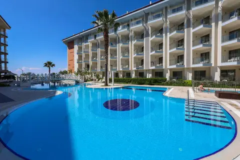 Ramada Hotel & Suites by Wyndham Kusadasi in Kuşadası, foto 2