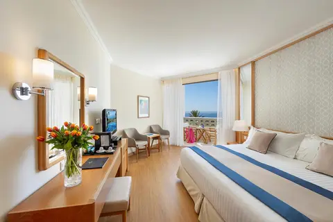 Constantinou Bros Athena Beach Hotel in Γεροσκήπου — foto 2