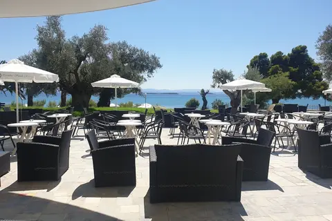 Radisson Paradise Beach Resort in Αμάρυνθος — foto 18
