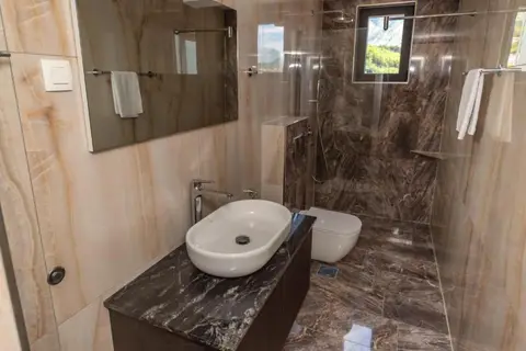 N Hotel in Sutomore — foto 4