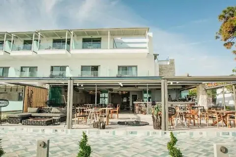 Blue Carpet Luxury Suites in Πευκοχώρι — foto 15