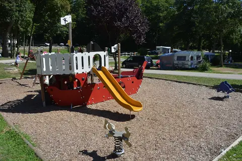 Camping Du Bois De Reveuge in Huanne-Montmartin — foto 10