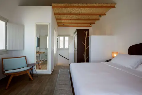 Sea Breeze Santorini Beach Resort, Curio Collection by Hilton in Εξωμύτης — foto 28