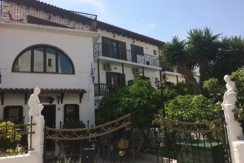 Petite Morfo Hotel in Καλύβια — foto 4