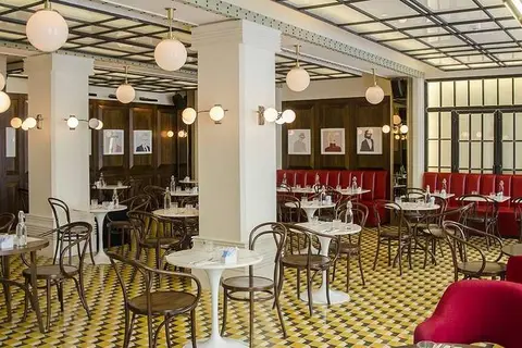 Brown's Central Hotel in Almada — foto 7