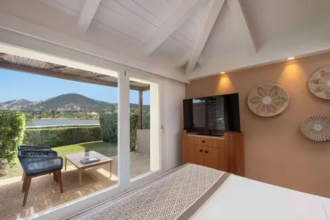 Baia di Chia Resort Sardinia, Curio Collection by Hilton in Domus De Maria — foto 29