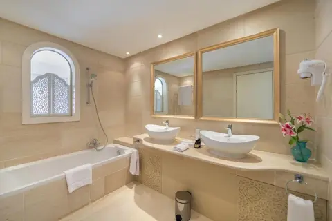Royal Tulip Korbous Bay Thalasso & Springs in الحمامات — foto 12