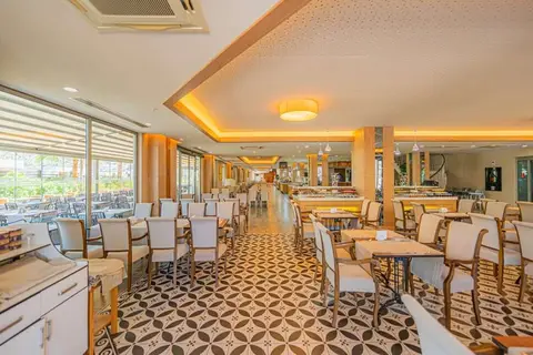 Ramada Hotel & Suites by Wyndham Kusadasi in Kuşadası, foto 5