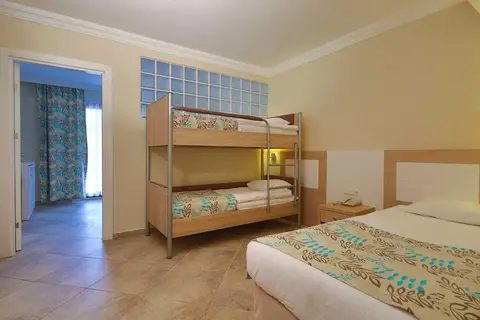 Ramada Hotel & Suites by Wyndham Kusadasi in Kuşadası, foto 23