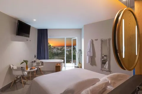 Fly & Go Higueron Hotel Malaga, Curio Collection by Hilton in Fuengirola — foto 15