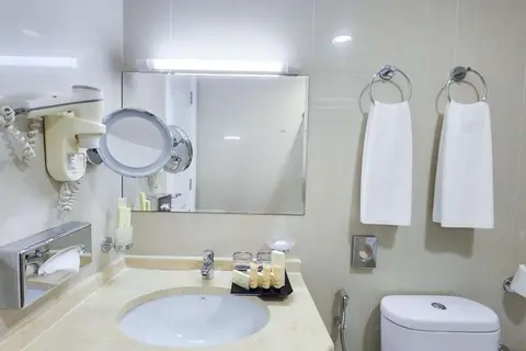 Ramada Hotel & Suites by Wyndham Ajman in عجمان — foto 17