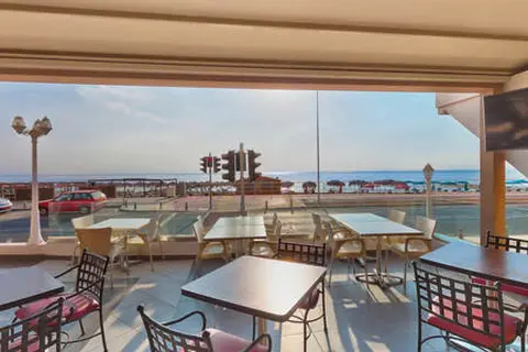 LIV Mackenzie Beach Suites in Larnaca — foto 12