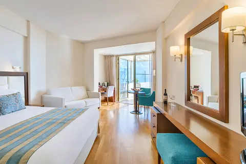 The Golden Bay Beach Hotel in Larnaca — foto 15