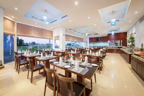 Ramada by Wyndham Beach Hotel Ajman in Ajman — foto 12