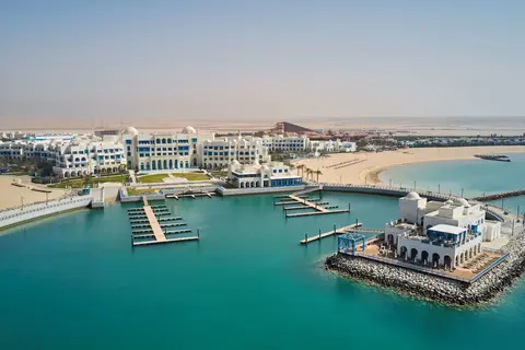 Hilton Salwa Beach Resort & Villas in أبو سمرة — foto 25