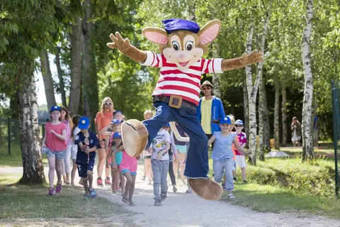 Camping Domaine De Dugny in Veuzain-sur-Loire — foto 11