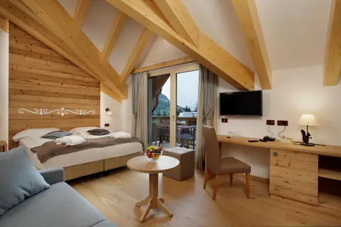 Tevini Dolomites Charming Hotel in Commezzadura — foto 3