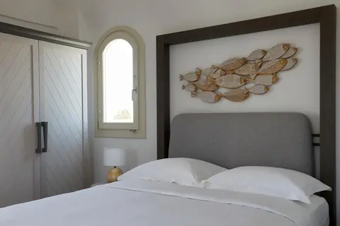 Sea Breeze Santorini Beach Resort, Curio Collection by Hilton in Εξωμύτης — foto 11