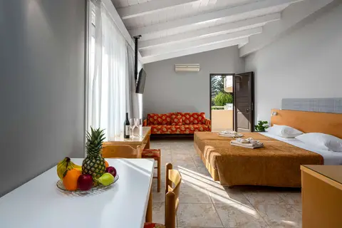 Sunday Hotel in Ιαλυσός — foto 7