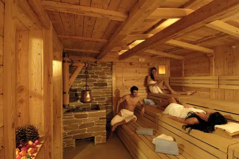 Tevini Dolomites Charming Hotel in Commezzadura — foto 53