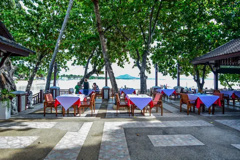 Hotel First Bungalow Beach Resort in บ้านบางรักษ์ — foto 17