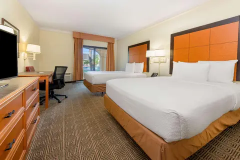 La Quinta Inn & Suites by Wyndham Ft Lauderdale Cypress Cr in Fort Lauderdale — foto 14