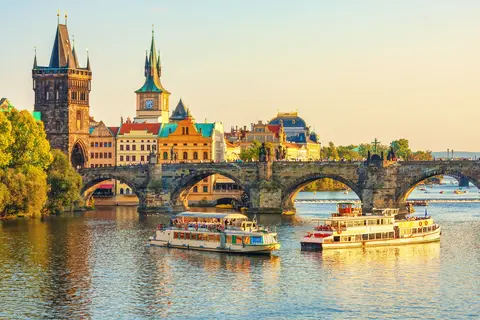 Archibald at the Charles Bridge in Praag — foto 15
