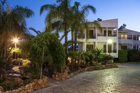 Coliseum Studios & Apartments in Πεύκοι — foto 2