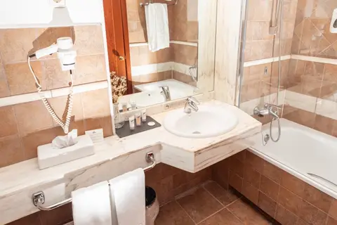 Hotel Termes Montbrio in Montbrió Del Camp — foto 12
