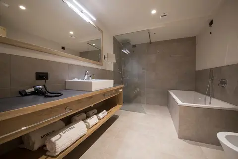 Hotel Monroc in Commezzadura — foto 11