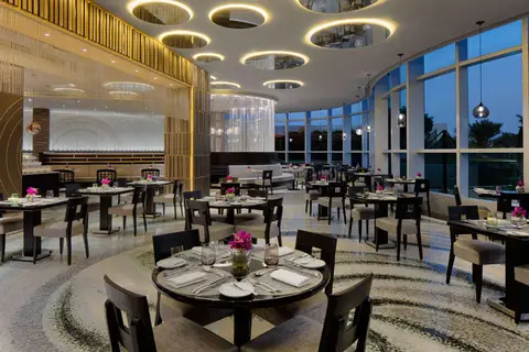 Jumeirah Emirates Towers in Dubai — foto 19