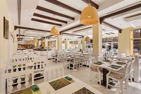 Al Hamra Village Hotel in Nando's — foto 13