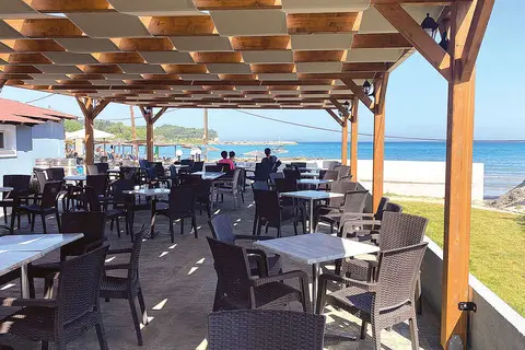 Angela Beach in Καρουσάδες — foto 11