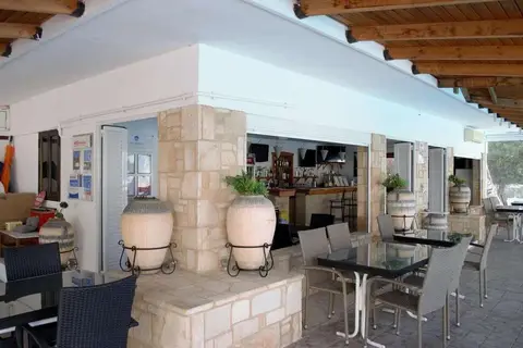 Coliseum Studios & Apartments in Πεύκοι — foto 8